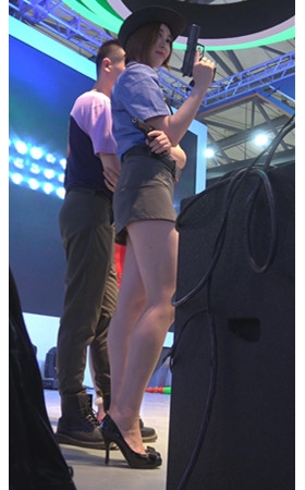 展台上的制服美女