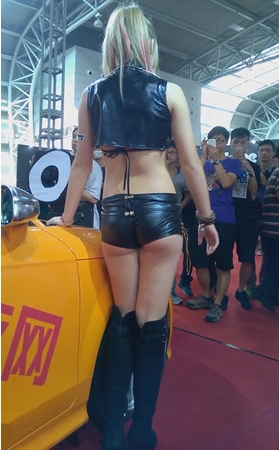 高靴皮裤车模妹子