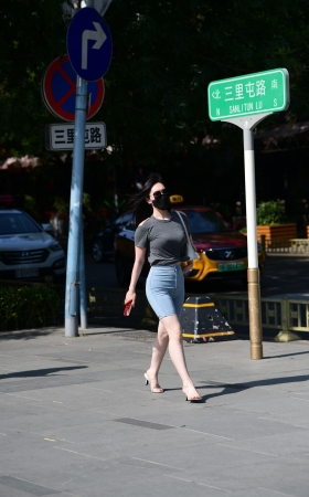 紧身牛仔短裤美女