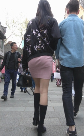 粉色连体裙漂亮的高挑小美女