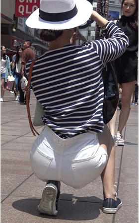喜欢拍照的白色热裤美女