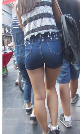 紧身牛仔热裤美女