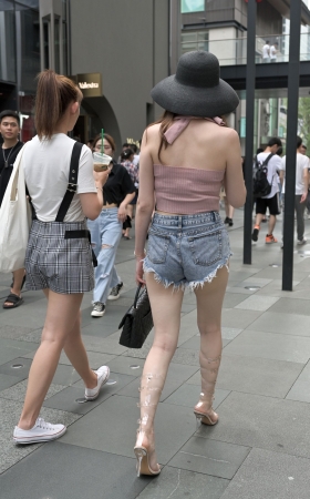 丰满超短紧牛高跟美女