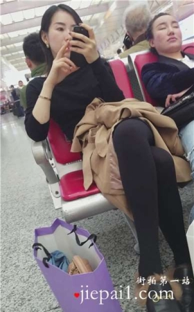 4k-候车室拍摄美腿丝袜打底裤清新女神姐姐