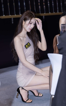 网红车模蔡悦高跟美足