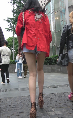 红衣牛仔热裤小姐姐