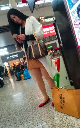 车站拍摄肉色丝袜红鞋包臀裙长发少妇
