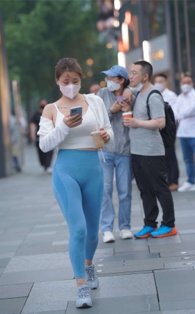 蓝色瑜伽裤美女