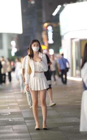 肤白貌美百褶裙美女