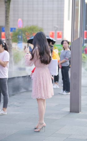 粉色美腿美足少妇