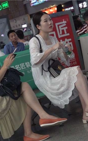 白色长裙美足凉高跟美女 [2.57 GB/avi]