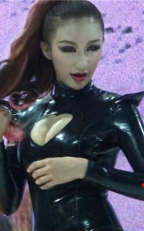 黑色紧身皮衣皮裤丰满的美女车模。