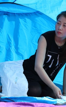 No732 优雅少妇躲在蓬中已被一探究竟，再次遇到躺平放弃抵抗 第1套