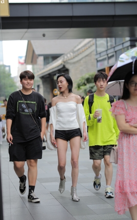短发美女 映衬女性的优雅气质