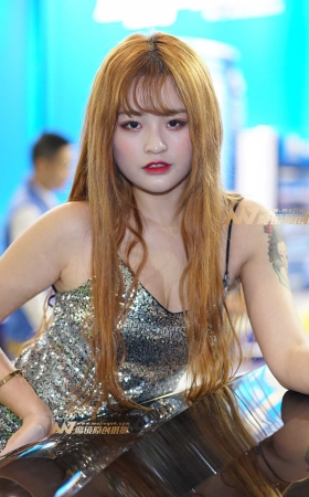 超短裙纹身妹子站车 [15P]