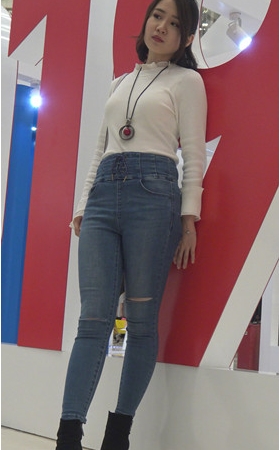 漂亮的高腰牛仔美女