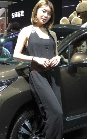 4k-美颜动人高颜值街拍美女模特