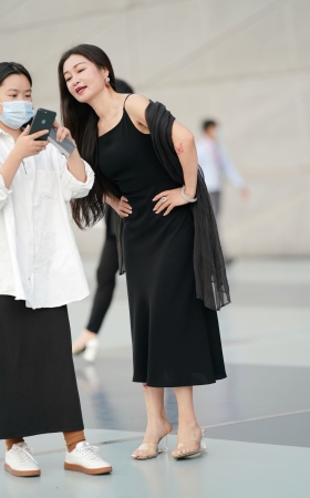 黑裙少妇