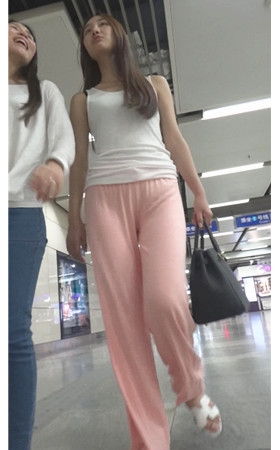 粉色薄裤妹子