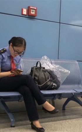 气质不错的乘务员挑鞋视频