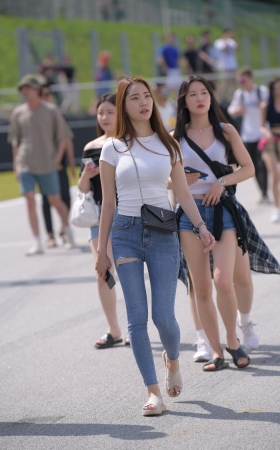 紧身牛仔女郎