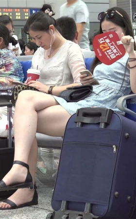 白晰如同冰雪美人，标致的细趾瘦足绝对属于脚模级