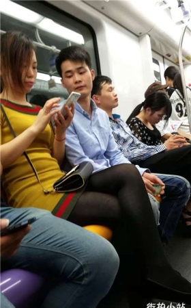 地铁上的黑丝MM