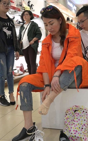 时尚又带点野性的女郎
