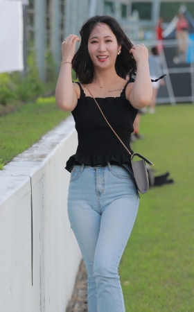蓝色紧身牛仔裤美女
