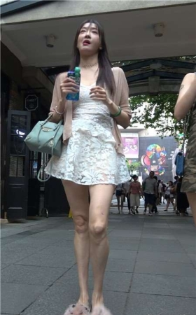 4K - 白色蕾丝V领连衣裙气质街拍美腿美女 [1.06 GB]