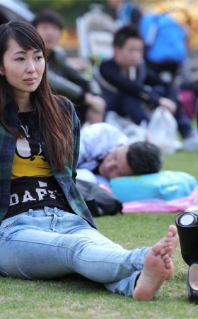 No820 诱惑的少妇脱下皮鞋，双脚就这么一伸，就让我来感觉了