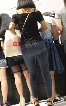 黑衣牛仔裤美女