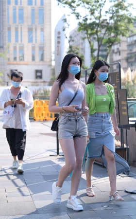 吊带热裤美女