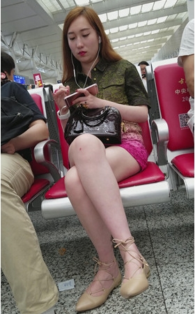 美腿黄发小姐姐