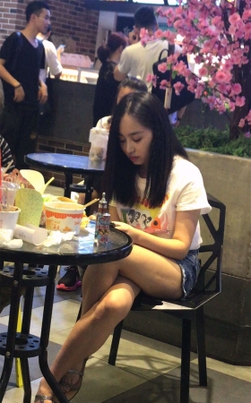 极品MM在吃饭