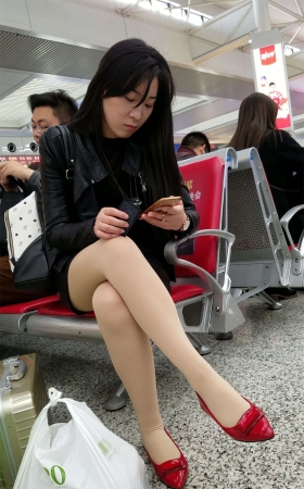 高铁站拍摄肉色丝袜红谢美腿长发少妇