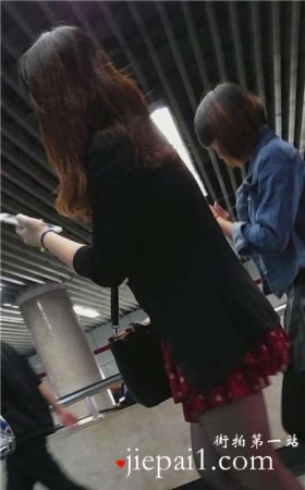 4k-刚下地铁的黑丝美腿美女。