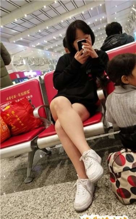 4k超清，候车室拍摄裸腿美女，相貌平平腿不错