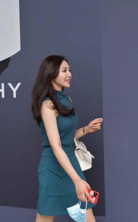 温婉绿色连衣裙 [47P-323MB]