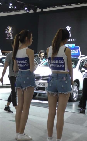 4k-街拍热裤丰满性感的两美女小姐姐