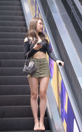 723绿色短裙女孩