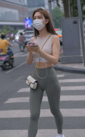 一始街拍作品  灰绿色瑜伽裤美女 [835P1V-27.2GB]