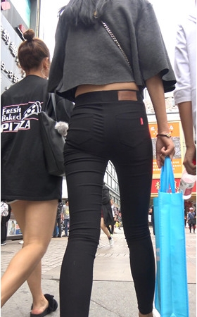 黑色紧身裤妹子