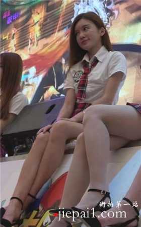 甜美学生制服长腿萝莉小美女。