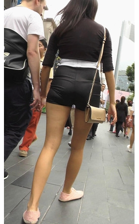 喜欢老外的黑色紧身短裤妹子