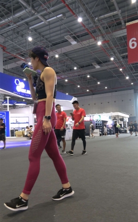 紧身翘臀瑜伽裤性感美女