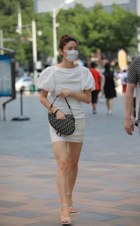 白色连衣裙女友