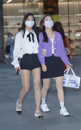 白色职业装美女