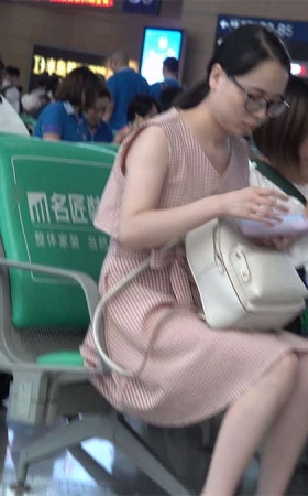 候车室里的美女翘起美脚玩鞋子