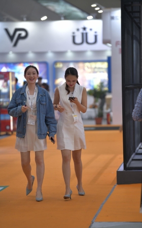 漂亮的白裙小美女